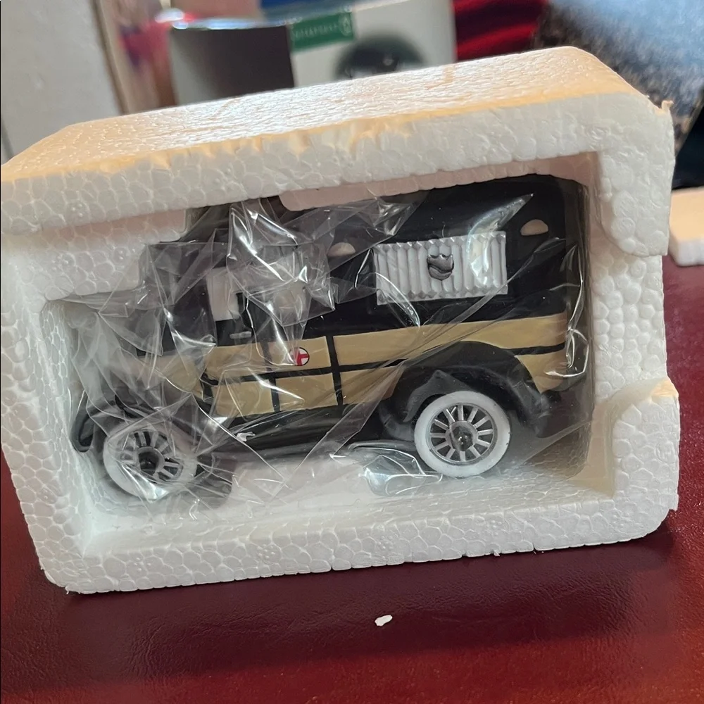 Dept 56 Christmas in the City “The City Ambulance” - Picture 2 of 4